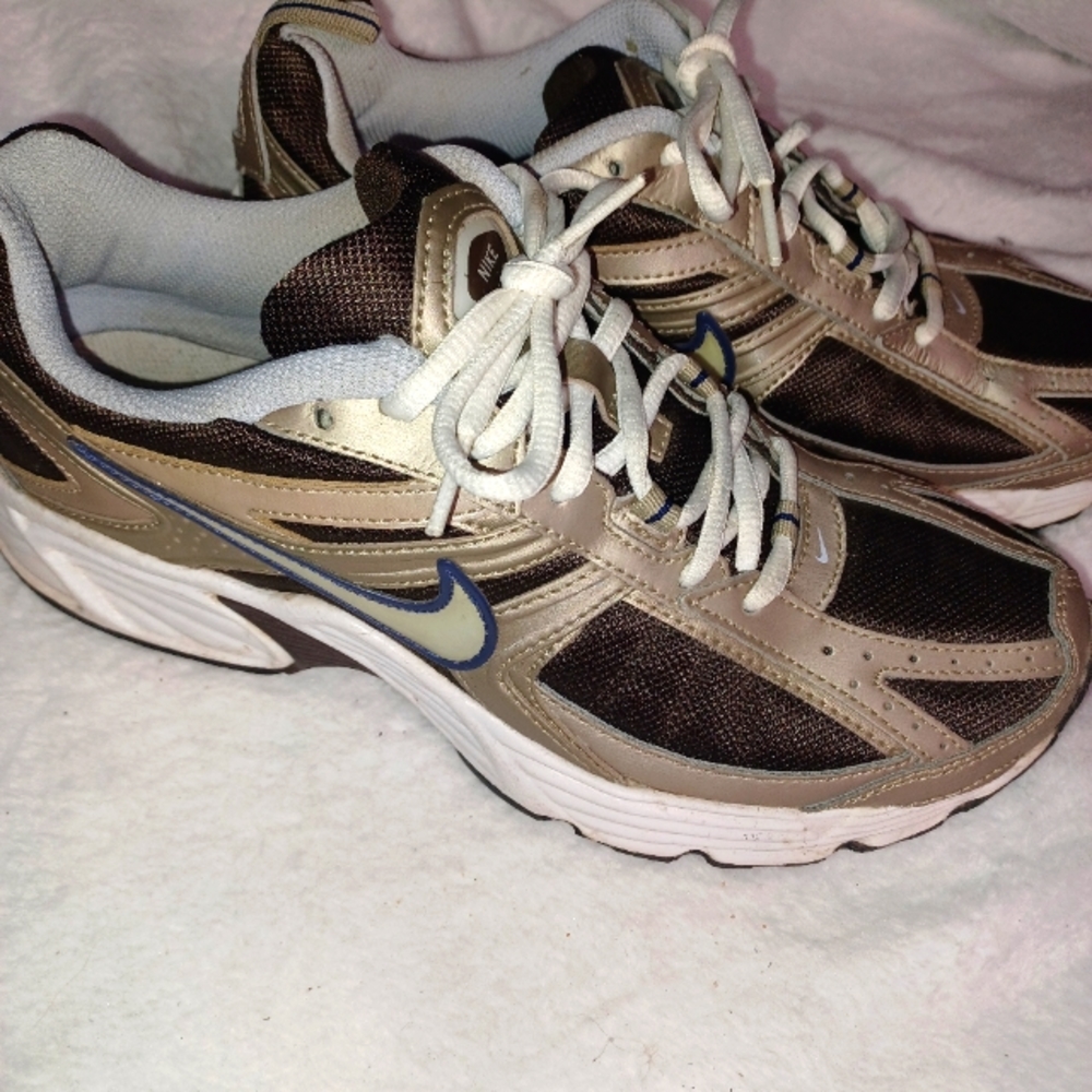 Womens 10 Nike running shoes, bronze and brown